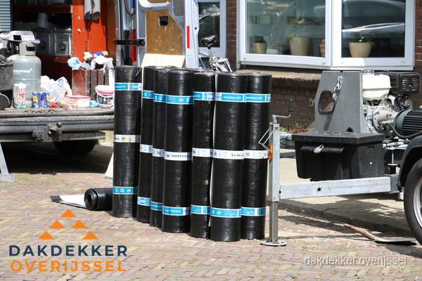 Rollen bitumen dakbedekking klaar voor daklekkage reparatie in Overijssel Rollen bitumen dakbedekking klaar voor daklekkage reparatie in Overijssel