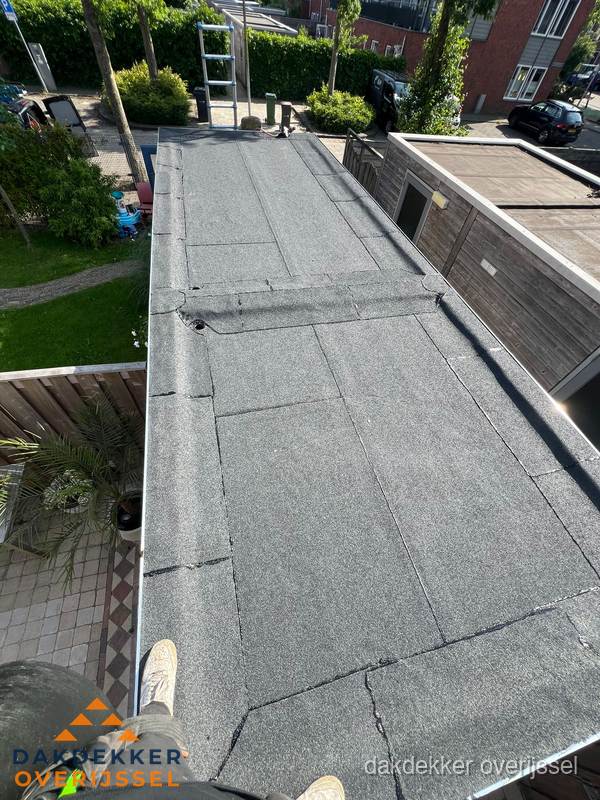 Bitumen plat dak rijtjeswoning vanuit dakdekker perspectief in Overijssel Bitumen plat dak rijtjeswoning vanuit dakdekker perspectief in Overijssel