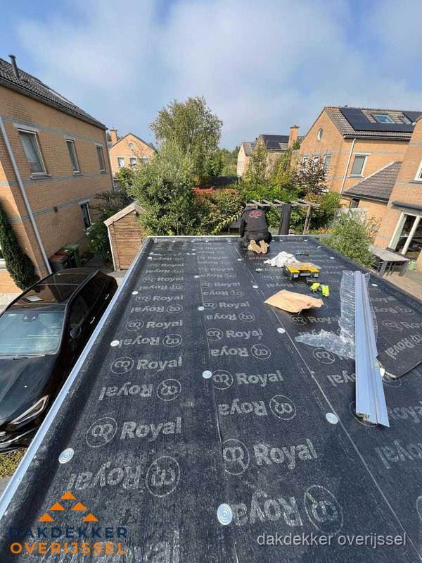 Nieuwe Royal bitumen dakbedekking op plat dak van aanbouw in Overijssel Nieuwe Royal bitumen dakbedekking op plat dak van aanbouw in Overijssel