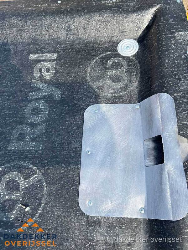 Dakgoot aansluiting op bitumen dak in Overijssel Dakgoot aansluiting op bitumen dak in Overijssel
