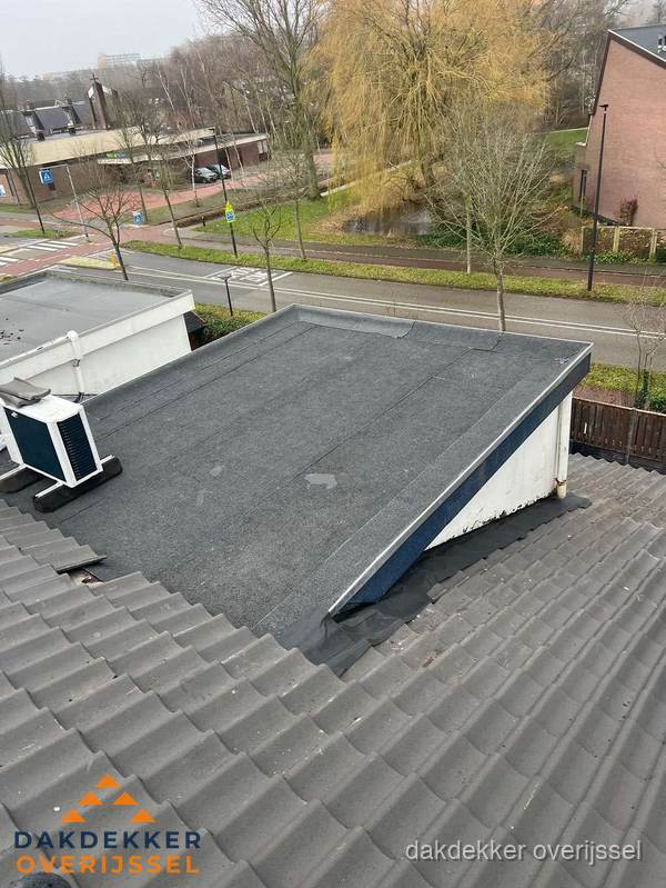 Plat dak met bitumen isolatie en dakbedekking in Overijssel Plat dak met bitumen isolatie en dakbedekking in Overijssel