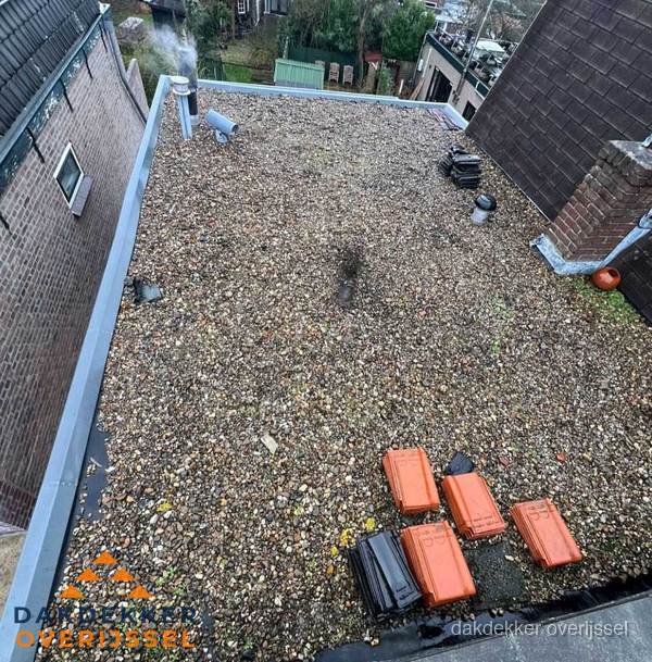 Plat dak met grindballast en dakdoorvoeren in Overijssel Plat dak met grindballast en dakdoorvoeren in Overijssel