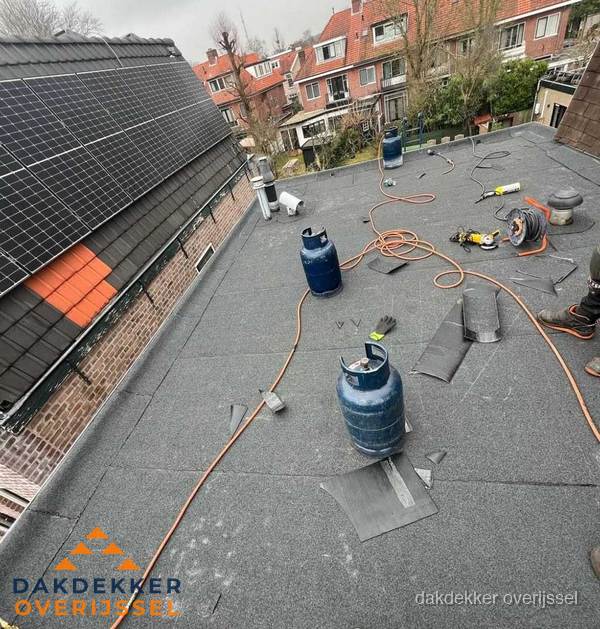 Daklekkage repareren met brandgereedschap op plat dak in Overijssel Daklekkage repareren met brandgereedschap op plat dak in Overijssel