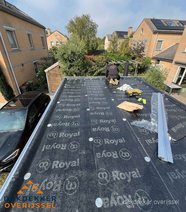 Dakdekker aan het werk op plat dak renovatie in Overijssel Dakdekker aan het werk op plat dak renovatie in Overijssel