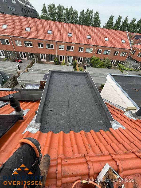 Bitumen dak reparatie op plat dak tussen dakpannen in Overijssel Bitumen dak reparatie op plat dak tussen dakpannen in Overijssel
